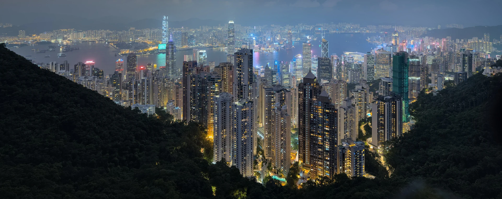从太平山俯瞰香港维多利亚港，两岸建筑与城市天际线
